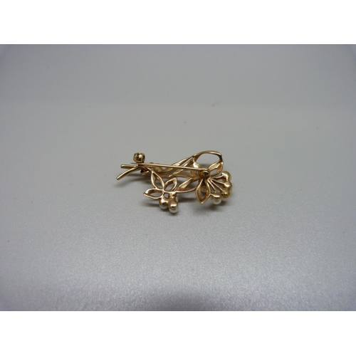 1097 - A 9ct gold spray brooch, 4.3g