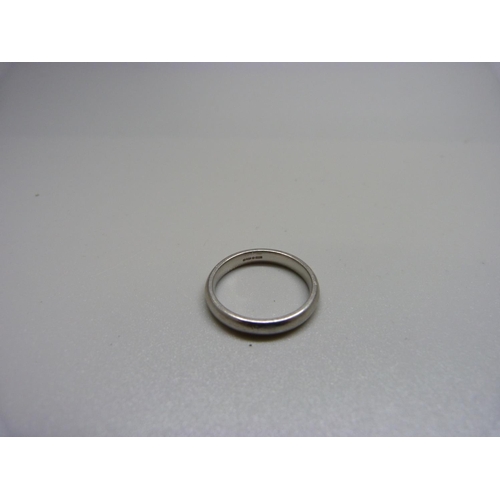 1104 - A platinum wedding ring, 4.9g, L