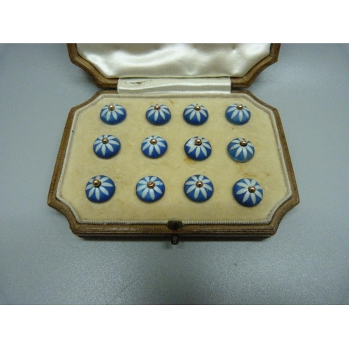 1106 - A cased set of twelve Jasperware buttons, in a Goldsmiths & Silversmiths case, one chipped