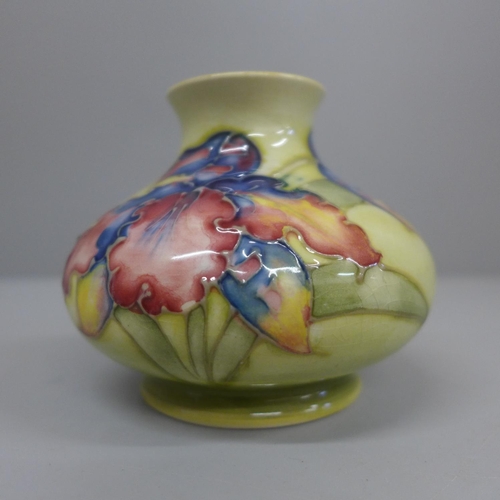 633 - A Moorcroft squat vase, 7cm