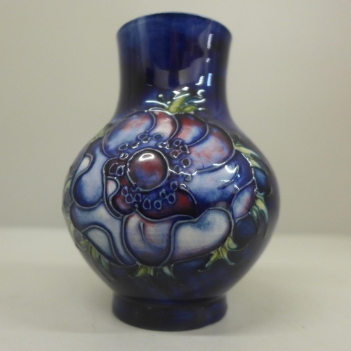 638 - A Moorcroft Anemone pattern vase, 10cm