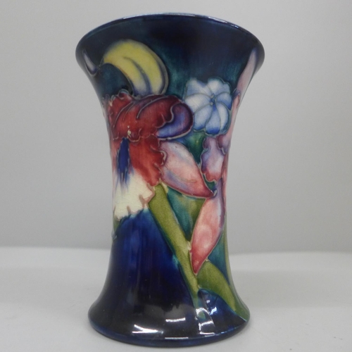 639 - A Moorcroft vase, 11cm