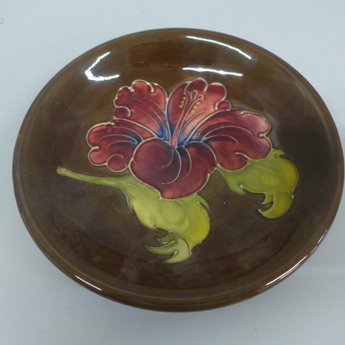 642 - A Moorcroft Hibiscus pattern dish, 18cm