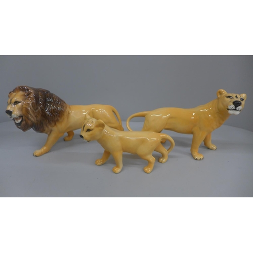 648 - A Beswick lion, lioness and cub