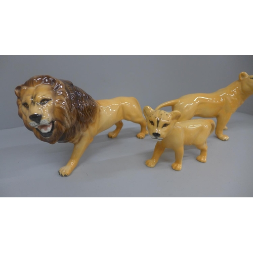 648 - A Beswick lion, lioness and cub