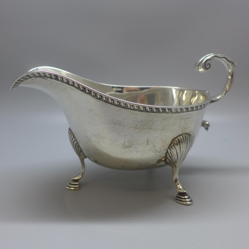 703 - An Irish silver sauce boat, Dublin 1909, 154g