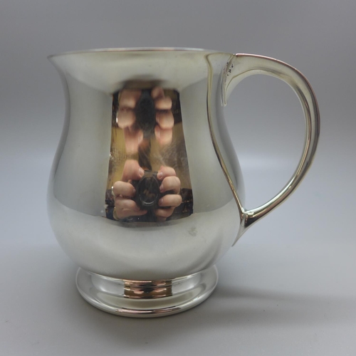 711 - A silver mug, with inscription dated 1953, 113g