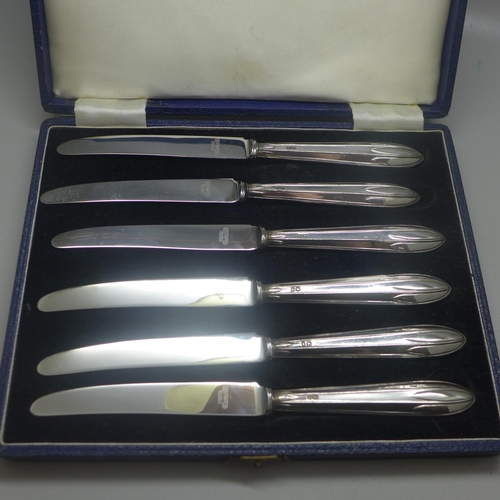 786 - A set of six silver handled knives, Sheffield 1961