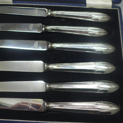 786 - A set of six silver handled knives, Sheffield 1961