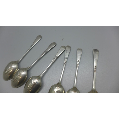 810 - Six Victorian silver picture back tea spoons, (5+1), 78g