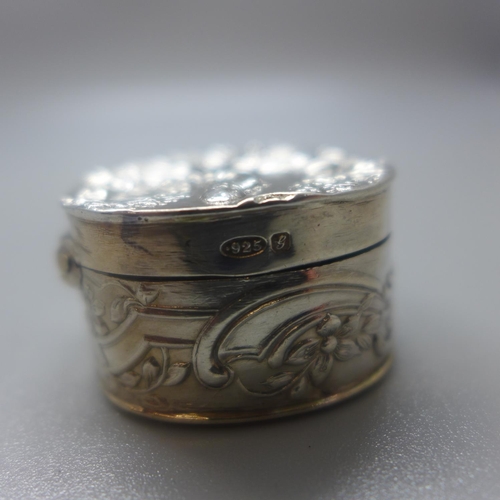 814 - A silver pill box, import mark for Chester 1907