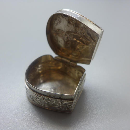 814 - A silver pill box, import mark for Chester 1907