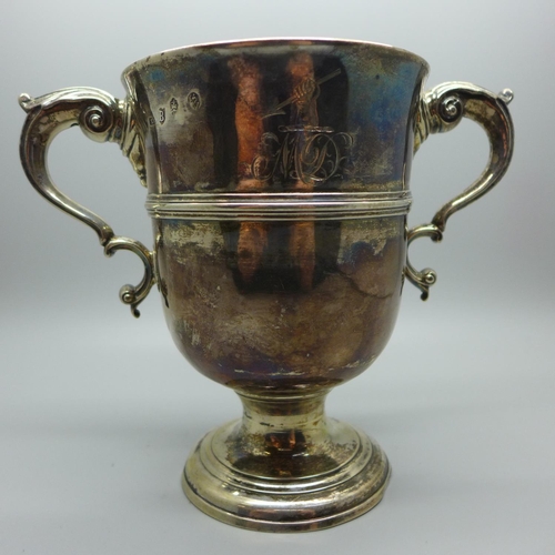 828 - An Irish silver cup with two handles, Dublin mark, possibly Matthew West, 445g, 14cm