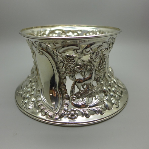 829 - A silver dish ring, Chester 1901, 201g, diameter of base 143mm