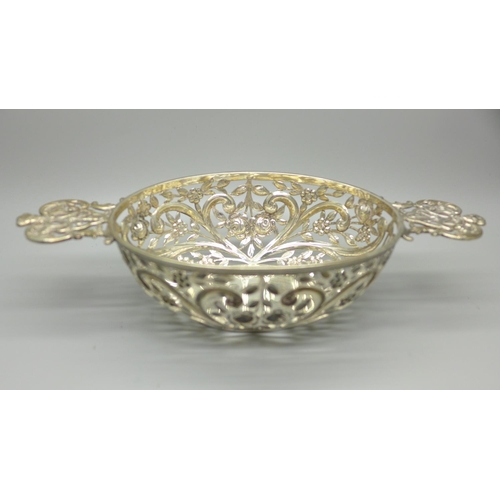 837 - A Victorian pierced silver two handled basket, London 1893, William Comyns, 196g, 235mm wide