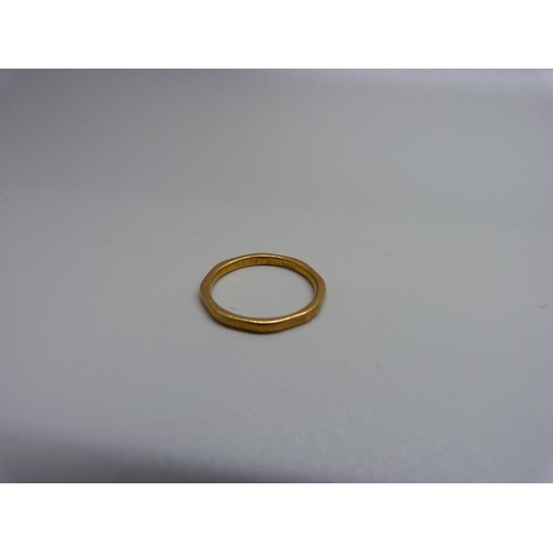 861 - A 22ct gold ring, 2.6g, L