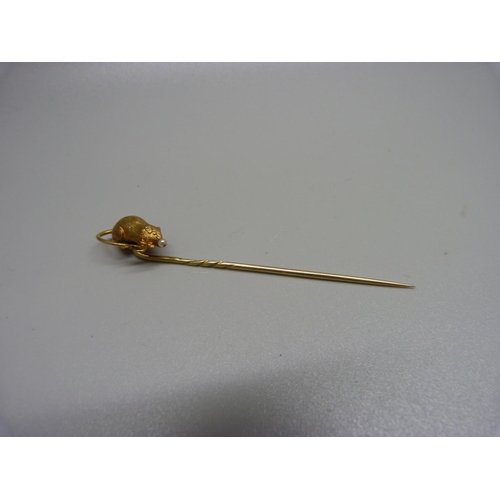 864 - A yellow metal mouse stick pin set with small pearl, 2.7g