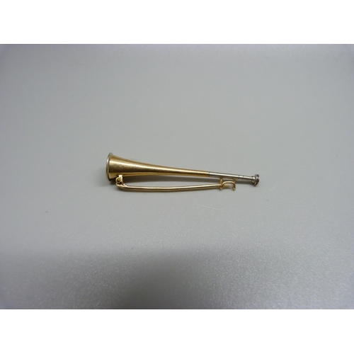 887 - A yellow metal hunting horn brooch, 2.7g, 47mm