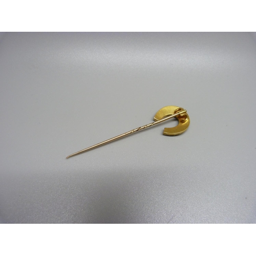 890 - A yellow metal banded agate and pearl stick pin, 5.4g