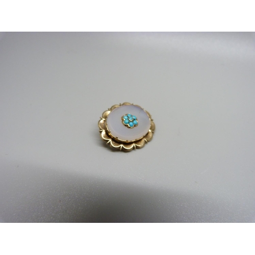 921 - A yellow metal and turquoise set brooch