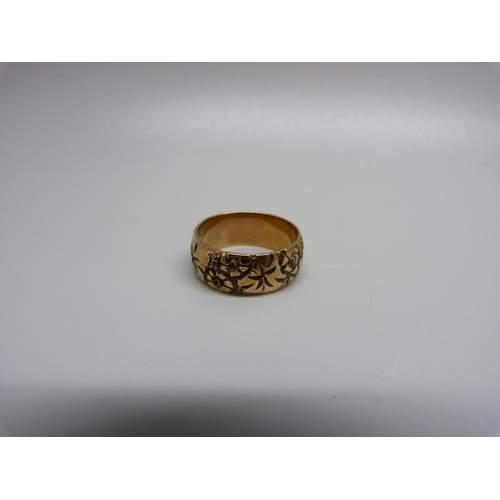 923 - A 9ct gold ring, 5.8g, Q