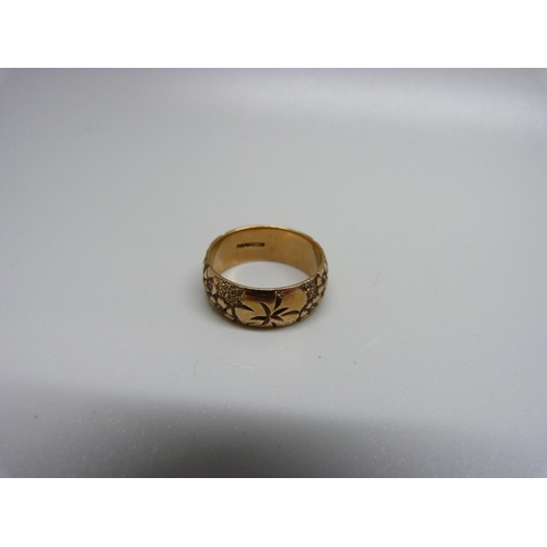 923 - A 9ct gold ring, 5.8g, Q