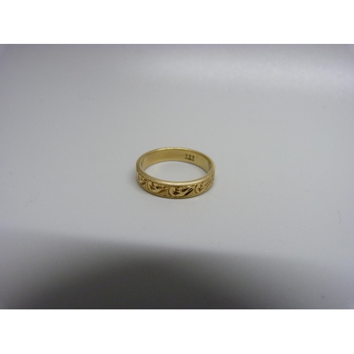 924 - A 14ct gold ring, 3.9g, N