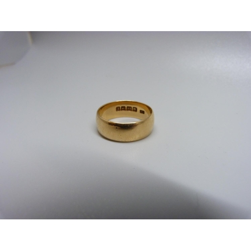 929 - An 18ct gold wedding ring, Birmingham 1918, 8.4g, T