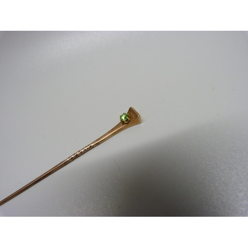 930 - A yellow metal and green stone pin, 2.2g