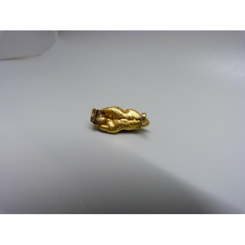 931 - A gold nugget with brooch mounts but lacking pin, 11.1g