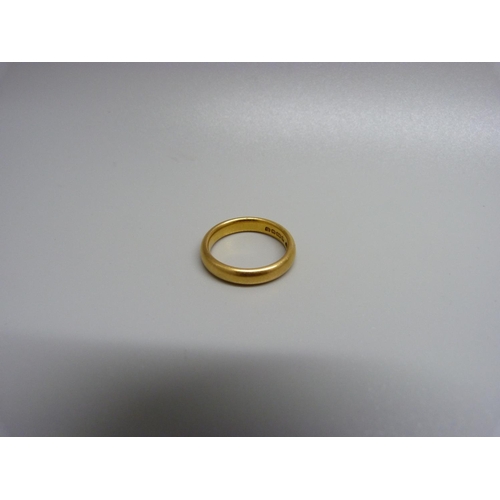 933 - A 22ct gold ring, 6.2g, L