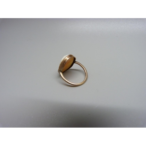 934 - A 9ct gold cameo ring, 3.2g, I