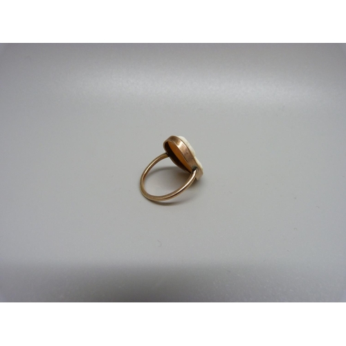 934 - A 9ct gold cameo ring, 3.2g, I