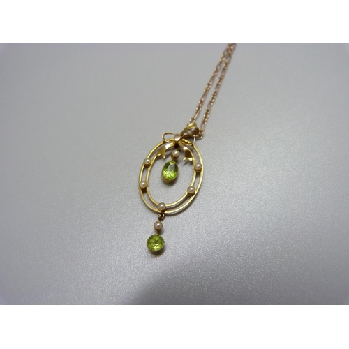 938 - A 9ct gold, peridot and pearl pendant and chain, 4.4g