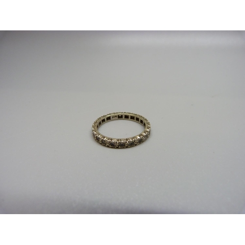 939 - A 9ct gold eternity ring, 2.2g, O