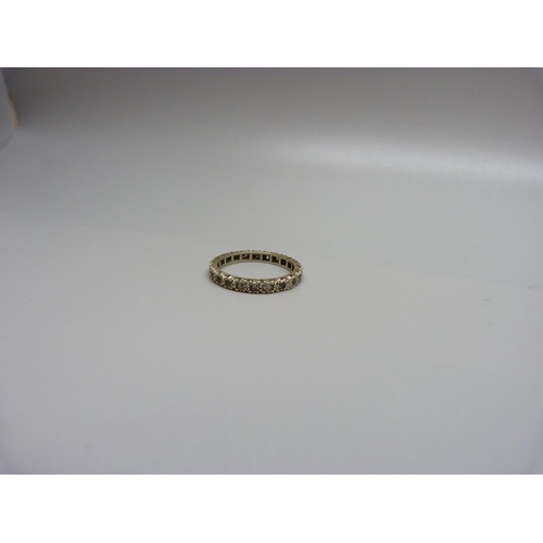 939 - A 9ct gold eternity ring, 2.2g, O