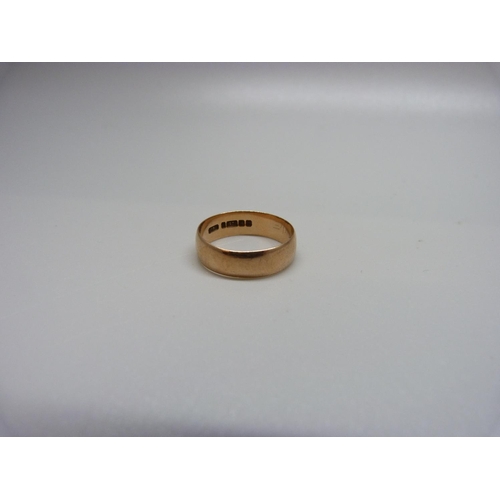 940 - A 9ct gold ring, 2.4g, O