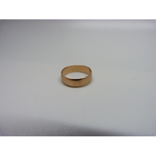 940 - A 9ct gold ring, 2.4g, O