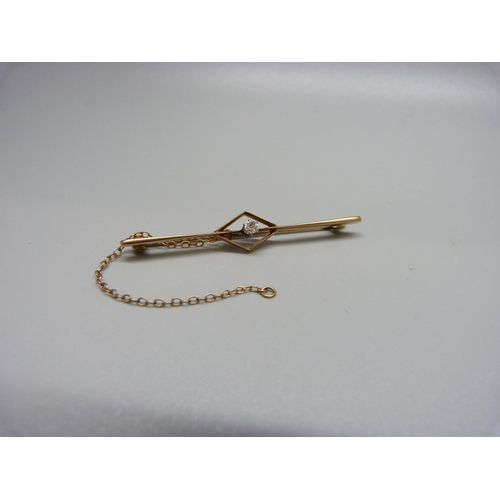 944 - A 15ct gold and diamond brooch, 3.4g