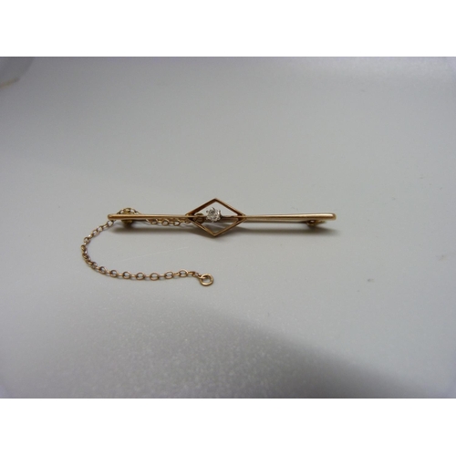 944 - A 15ct gold and diamond brooch, 3.4g