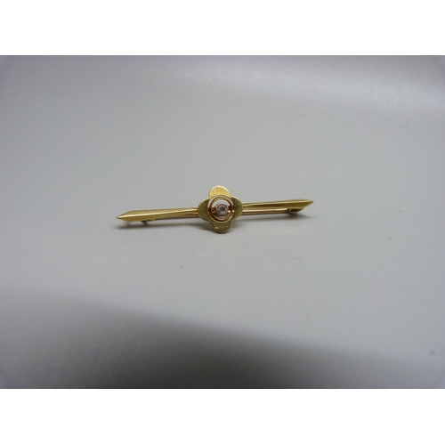 945 - A 15ct gold and diamond brooch, 2.3g