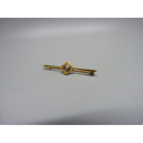 945 - A 15ct gold and diamond brooch, 2.3g