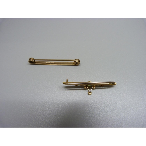 946 - A 9ct gold tie-clip, 2.4g, a peridot set brooch, a/f, 1.6g, and a yellow metal cow charm, 0.5g