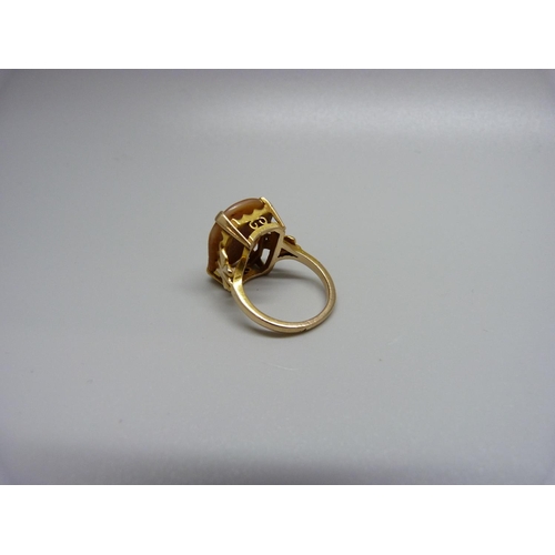 952 - A yellow metal cameo ring, 6.5g, N