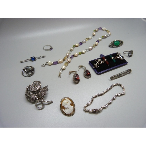 956 - A collection of silver jewellery