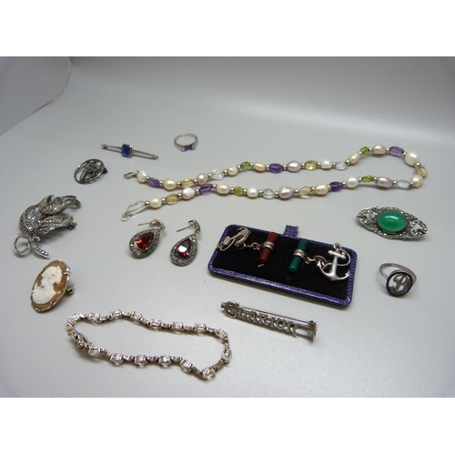 956 - A collection of silver jewellery