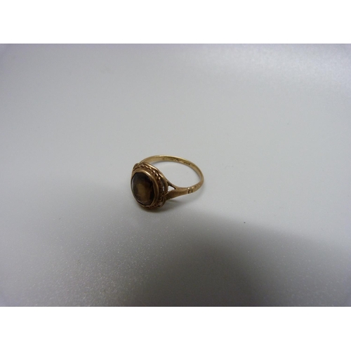 970 - A 9ct gold ring, 2.4g, L