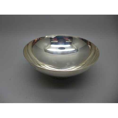 709 - A small silver bowl, Sheffield mark, Walter Trickett & Co., 131g, diameter 103mm