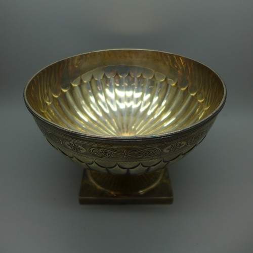 830 - A George III silver bowl, London 1790, 440g, diameter 155mm