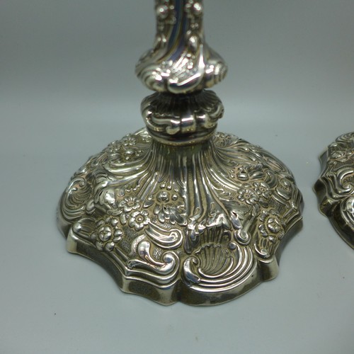 835 - A pair of George IV silver candlesticks, Sheffield 1821, 21cm